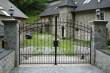 Kovaná brána v tradičním stylu - Borek