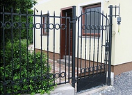 Kovaná branka, plot, zvonek