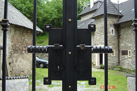 kovaná klika a zamek - detail brány