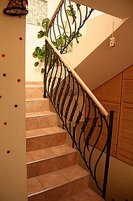 Kované zábradlí na schodišťe s dekoraci stiky - moderní styl